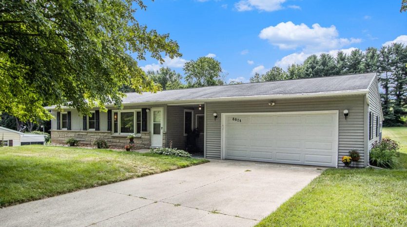 Galesburg country home on 1 acre